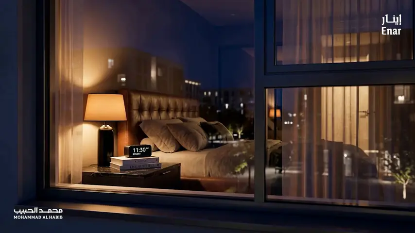 A man at the window, to the Enar logo